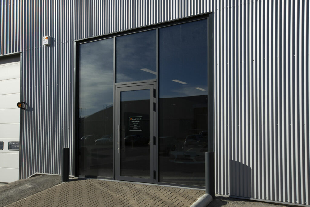 Porte aluminium avec tirant fabriqué par Alupartn'R pour les showroom des garages Llorens